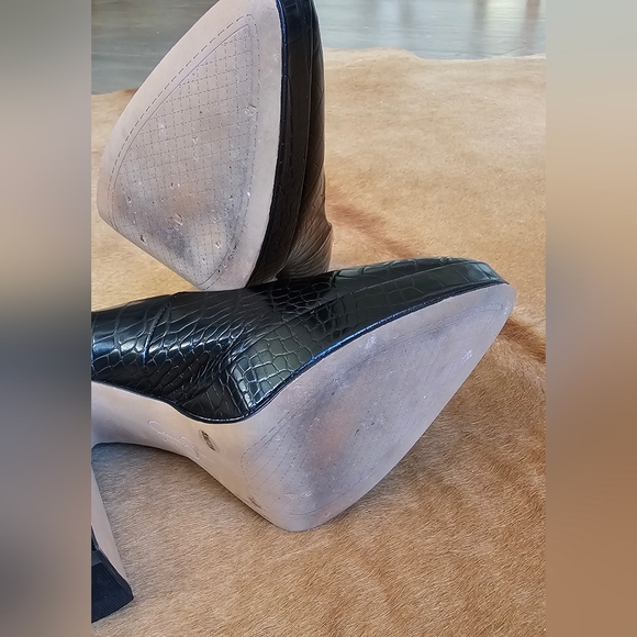 Jessica Simpson Faux Crocodile Black Pumps, 5" heel (1"platform), Black, Size: 8 - Picture 6 of 6